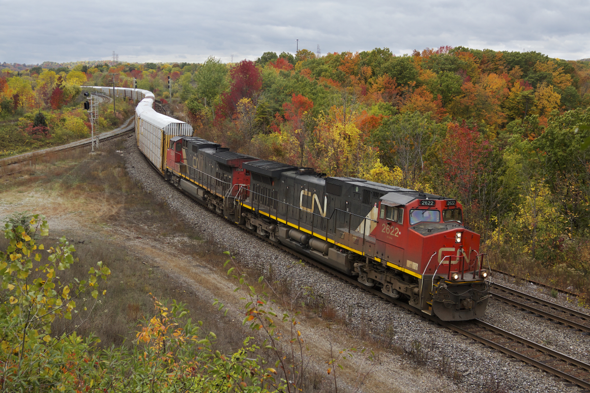 Fall colours are at their peak in the Hamilton area as CN 332 snakes through the curves at Hamilton West with an eastbound train.