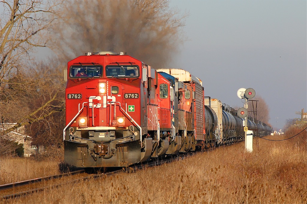 An empty CP 609 rolls through Ringold with a decent lash-up in some very strong afternoon lighting.