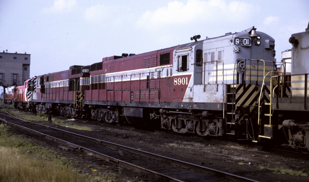 H24-66's 8901 and 8917 sit in St Luc Yard.