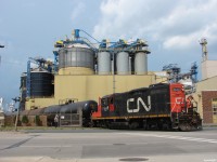 CN 7001 with an SOR crew pulls some tanks out of Bunge in Hamilton. To this day I've never been able to figure out whether this was an extra SOR job or if I had my info on SOR ops wrong, either way I haven't seen any other shots of CN power down the spur so was glad to grab a shot one way or the other! 