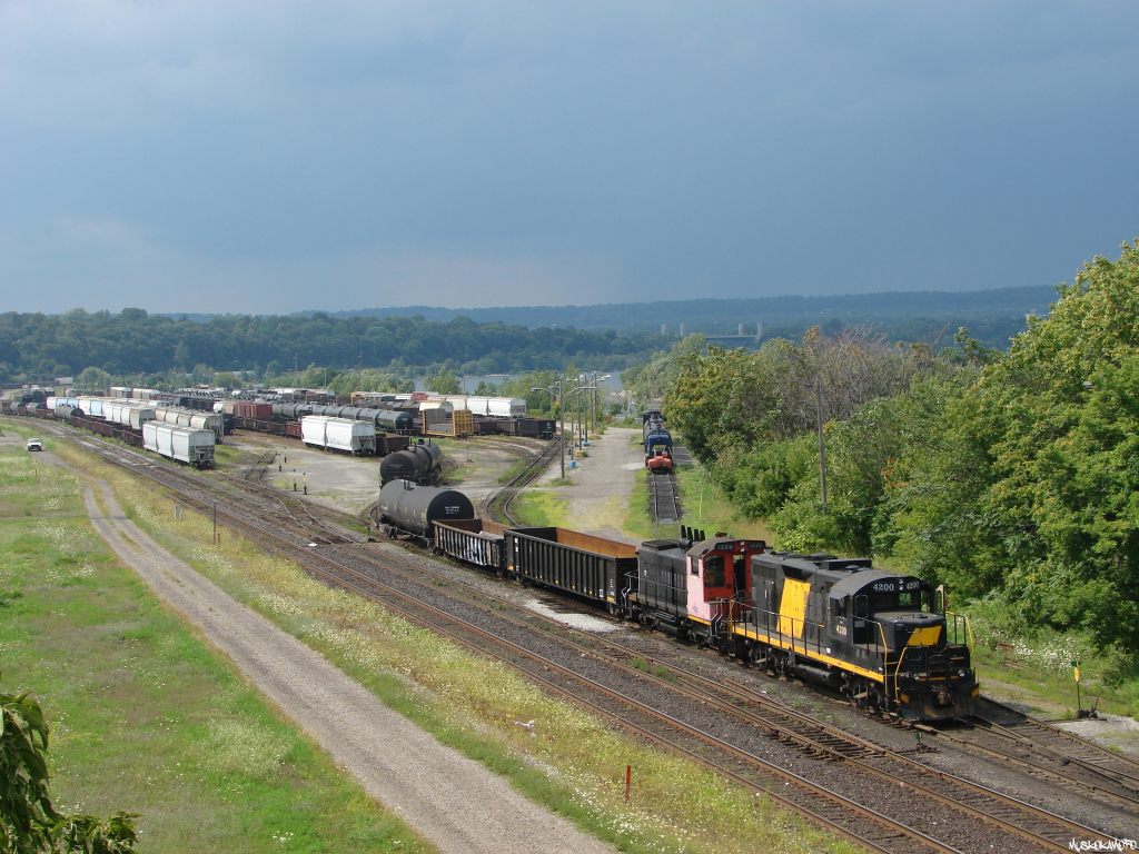 SOR's 08:00 yard job with SOR 4200 and SOR 1359 kicking cars in Hamilton yard during the spring of 2008, by the fall of 2008 SOR 4200 would be moved to the shops under her own power, shut down, drained and scrapped immediately. While SOR 1359 has made 2 or 3 trips in and out of storage before being sold and has now been rebuilt in Sarnia as LDSX 1359.
