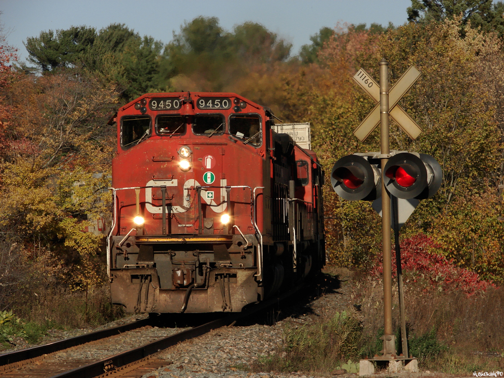 CN Q11451 04 - CN 9450 South making good time through Torrance with 3 old warriors in the form of GP40-2LW #9450, SD40-3 (known as SD40U's to most foamers) #6023, and C40-8CM #2447 in charge of 86 platforms bound for Brampton Intermodal Terminal during the fall of 2010.