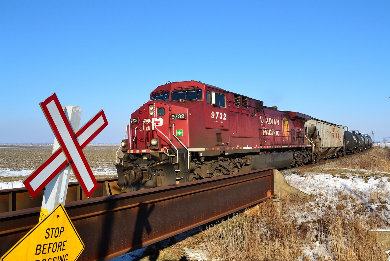 CP 643 led by solo 9732 rounds the bend into Tilbury as it heads westbound towards Walkerville.