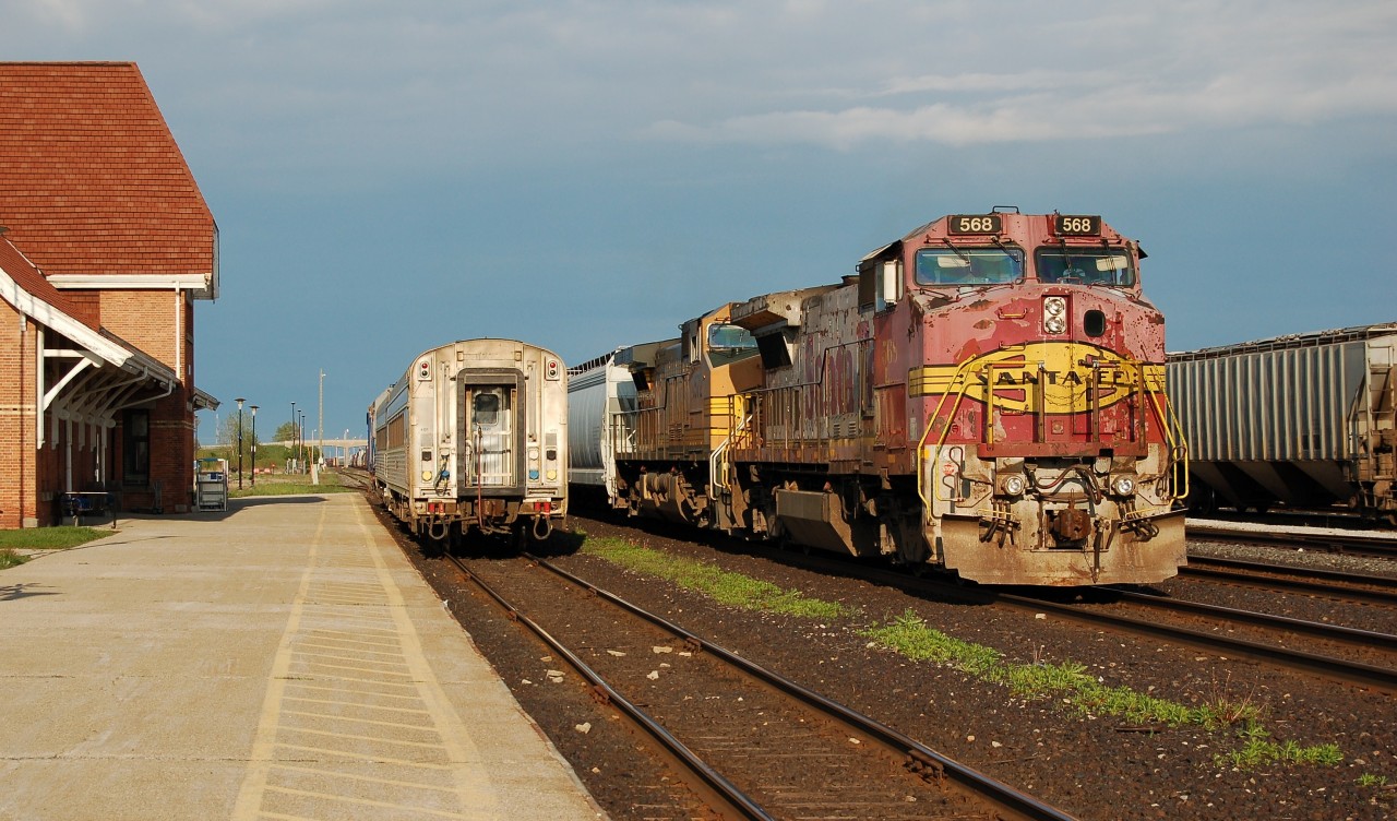 BNSF 568 leading sister BNSF unit on CN train #395 westbound at Sarnia while VIA #88 waits to depart for Toronto. BNSF 568 was a rather uncomon GE B40-8W among the nearly daily flood of BNSF units on CN at this time.