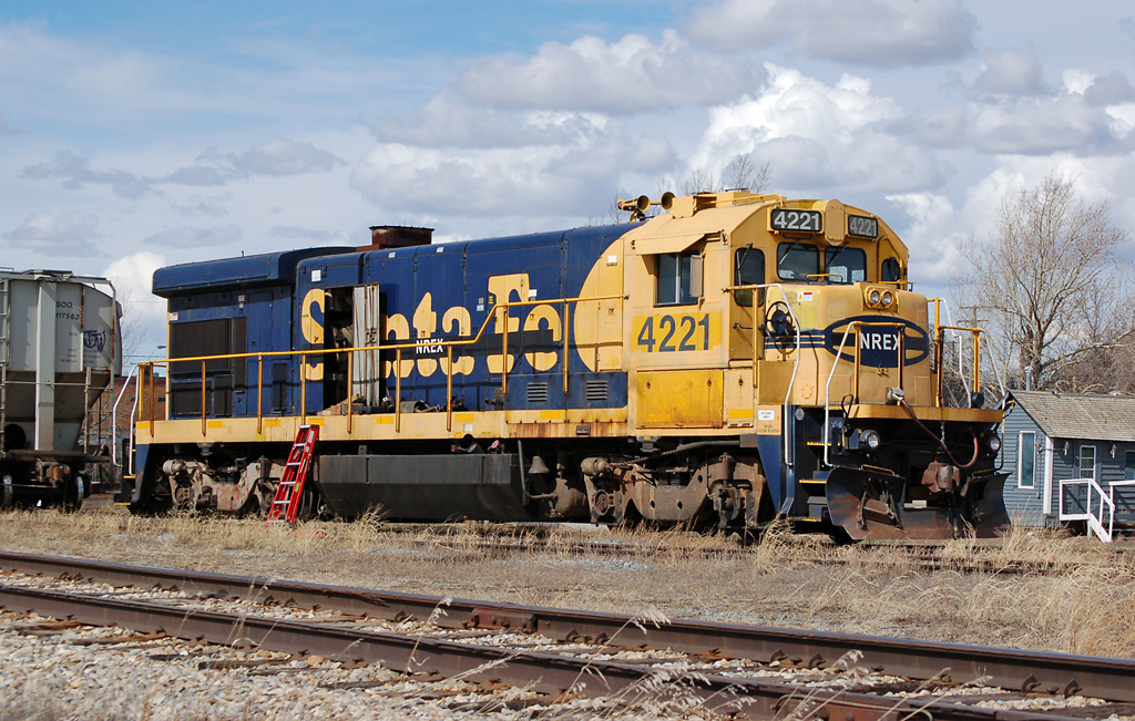 Within 10 days before this photo was taken, 4221 had blown its turbocharger on a trip south to Swift Current. This unit would not be returned to running condition before being returned to National Railway Equipment. I remember coming into Leader on a family trip, not knowing that a shortline even existed there, and being extremely surprised by this unit. In my mind, I had always envisioned shortlines using ex-ATSF GEs in this scheme, so it was like a dream come true.