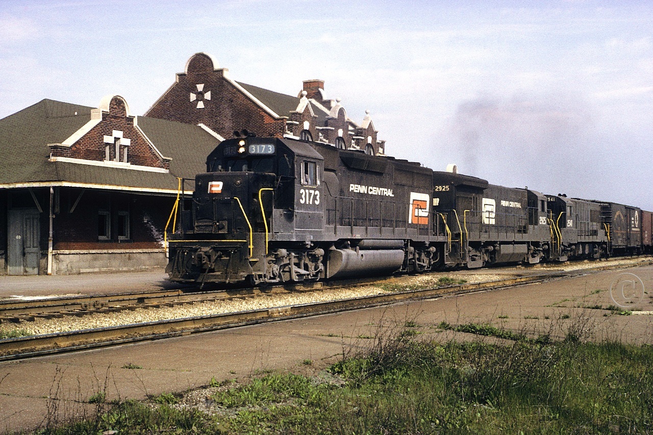 Eastbound out of the Detroit River Tunnel, Penn Central 3173 and trailing units 2925 and 2541 charge past the station in Windsor with Chicago to New York City train NY4.