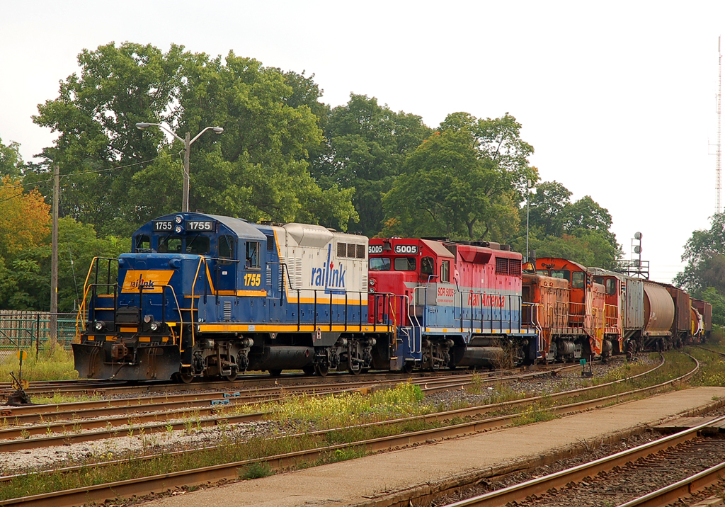 RLK 1755 - SOR 5005 and Stelco 453 - 85 bring up the rear of CN X555 as it departs the Brantford yard for Hamilton