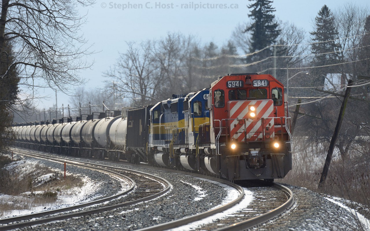 CP Train 640 with CP 5941, ICE 6420, DME 6069 and 104 crude oil empties rounds the curve at Campbellville.