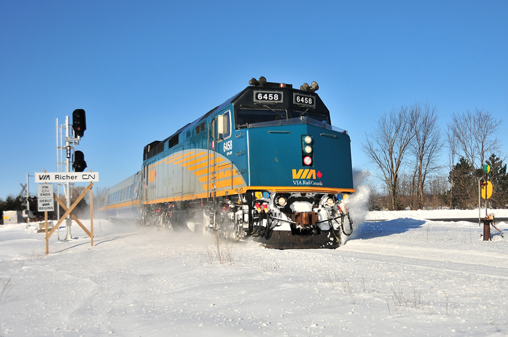 VIA #632 is plowing snow at Richer by a beautiful winter day.