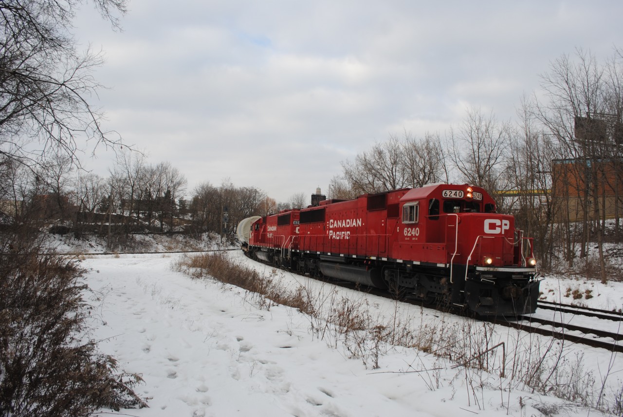 A buddy stopped by the other day and said that if I hurried I would be able to run down the street to see the CP "windmill train" and well..since I'm dutch it felt like an obligation!