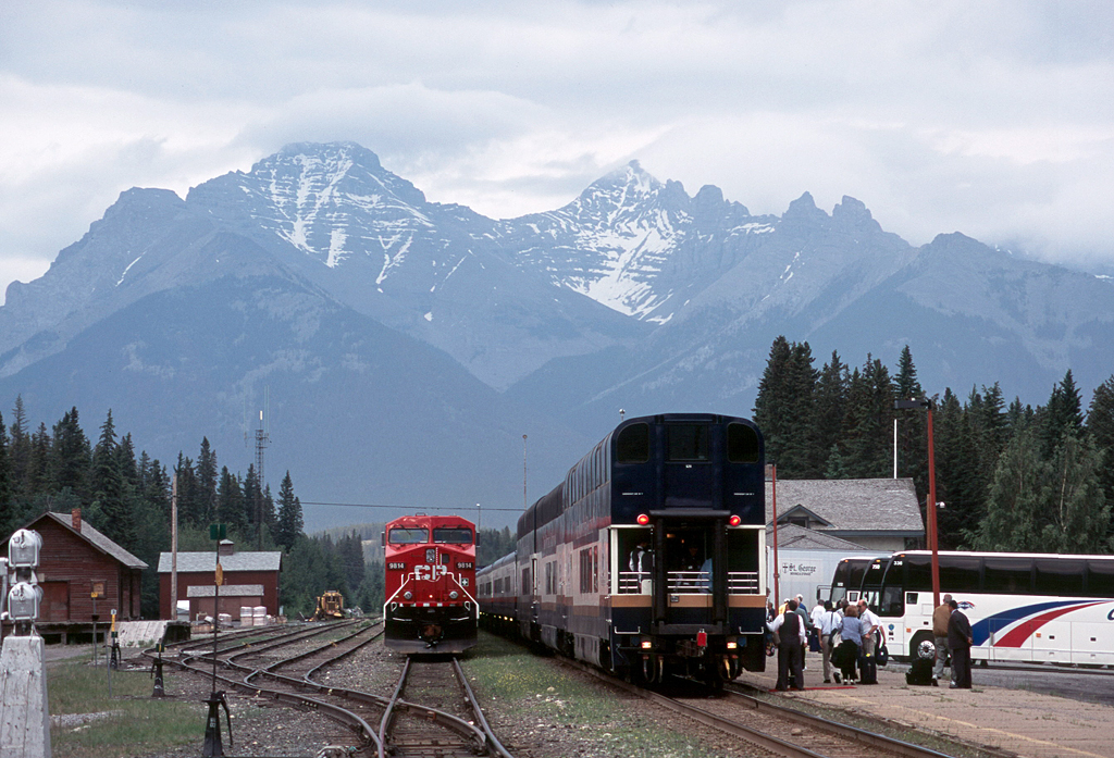 Remember those marvellous old Morant scenes, with westbound Selkirks cooling their heels in the siding while shiny streamliners made their station stop, disgorging passengers onto connecting tour buses?
Not much has changed - here's the eastbound Rocky Mountaineer unloading en route to Calgary.