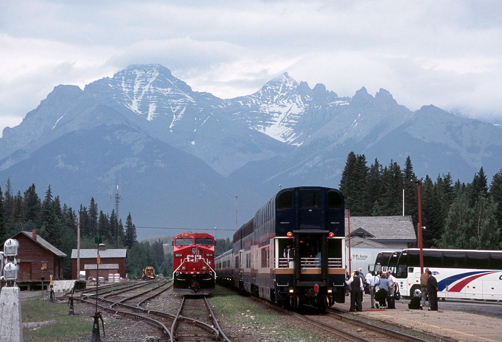 Remember those marvellous old Morant scenes, with westbound Selkirks cooling their heels in the siding while shiny streamliners made their station stop, disgorging passengers onto connecting tour buses?
Not much has changed - here's the eastbound Rocky Mountaineer unloading en route to Calgary.
