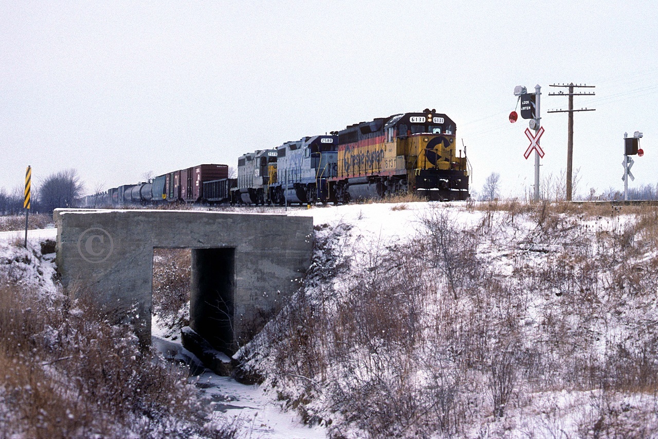 With the swinging banjos activated, CSXT 6131 and trailing units 2580 and 2578 lead train 321 across McKinlay Road at mile 186.28 on the Caso Sub east of Tilbury.
