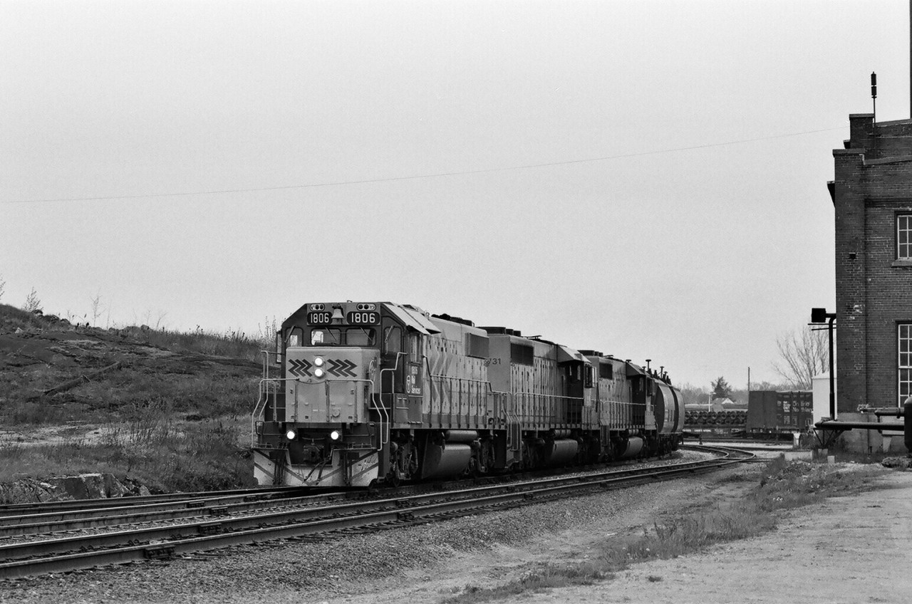 Nearly new ONR GP 38-2 (GMD November 1982) #1806 leads ten year old SD40-2 #1731 - #1730 (GMD March 1973) on a northbound ore train departing North Bay. 


March 22, 1983 negative by S.Danko.


More at North Bay: 


 Via Rail #1 powered by ex CP Rail FP7-A #1424  


sdfourty