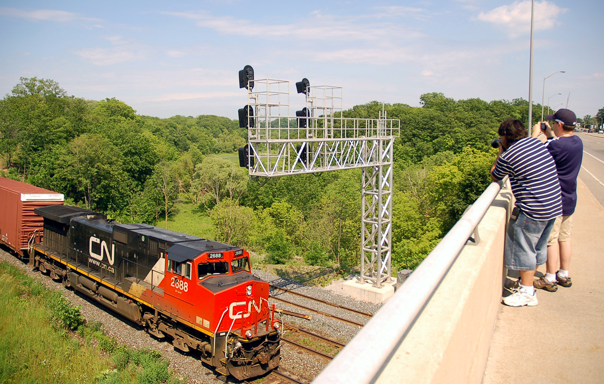 Fellow RP.ca contributors Michael Da Costa and Ian Deck grab a shot of 435 as it is passing under the signal bridge during the 2008 C-N-R Bayview meet