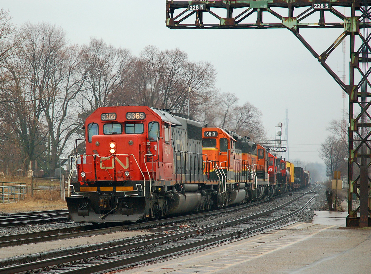 CN 391 arrives at Brantford to do it's work in the yard with a steller consist of CN 5365, BNSF 6813, BNSF 1722 (SD9), CN 7069, CN 257 and CN 7246