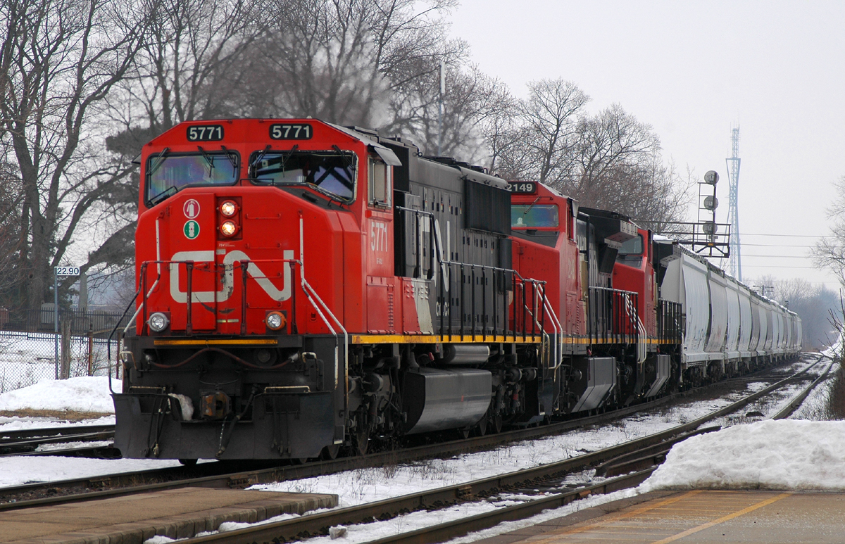 385 with CN 5771 - CN 2149 - CN 2152 is finally on the move after stalling at Mile 8 due to CN 2152 overheating and cutting out