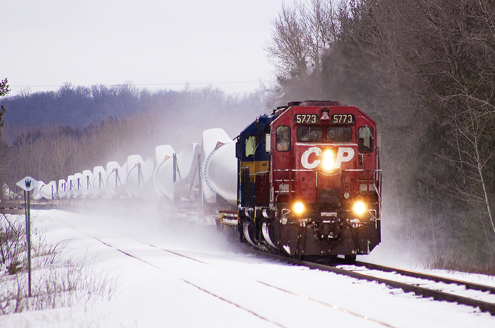 A beater SD40-2 leads CP DIM-005; a unit train of windmill blades bound for Welland, ON. Consist is CP 5773-DME 6054.
