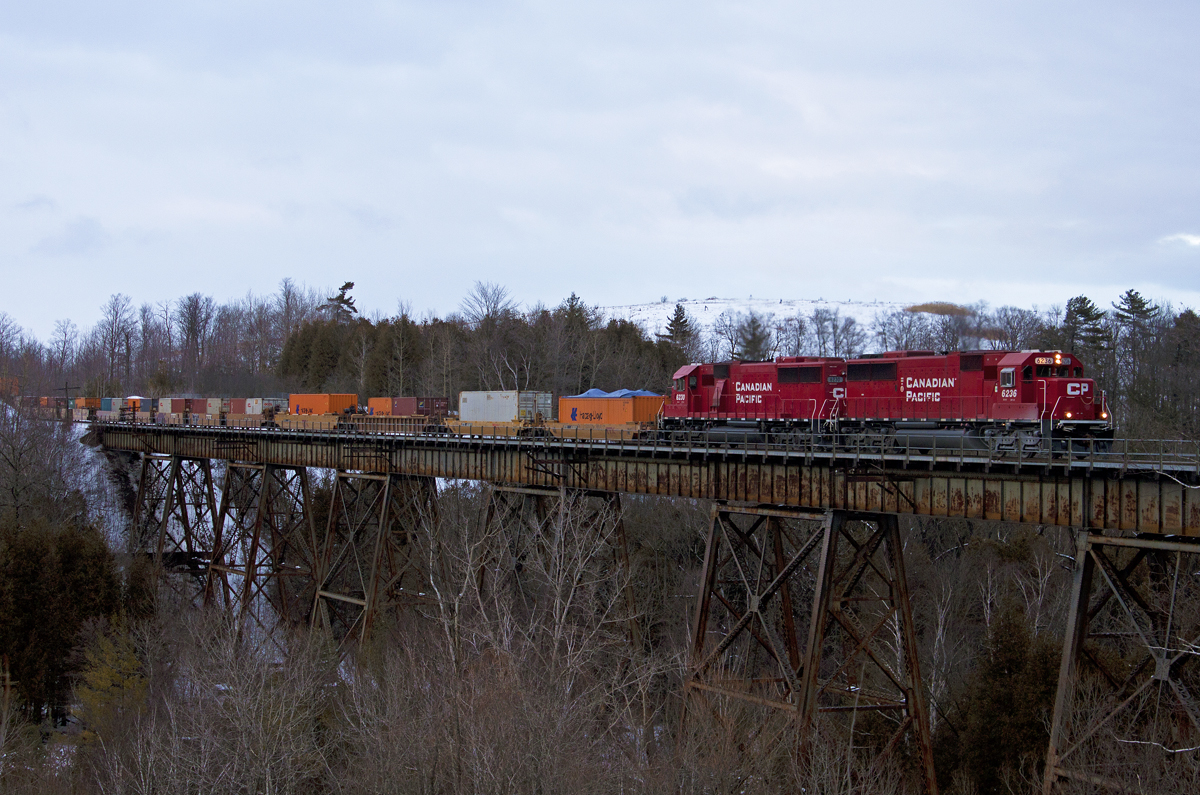 A 9700' 143 crawls across the Cherrywood trestle to prepare for a meet with 282.