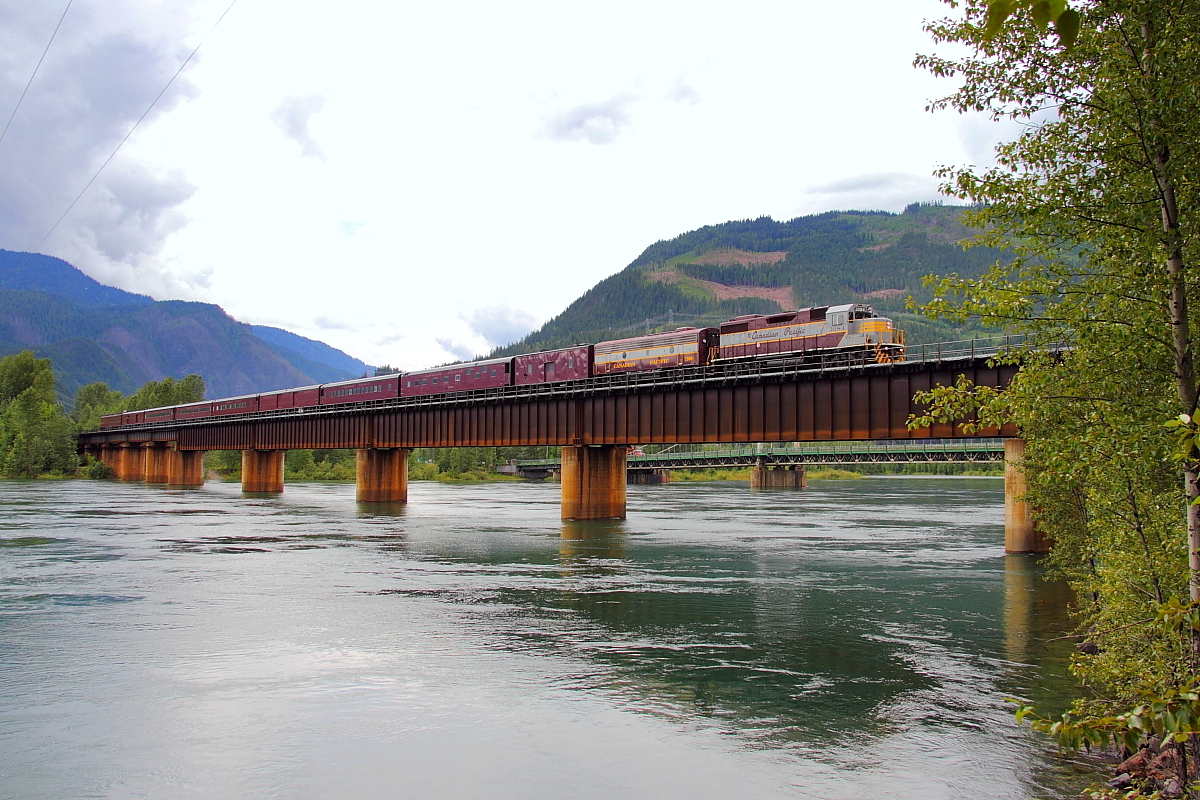 CP 3084 leads a passenger special across the Columbia River.