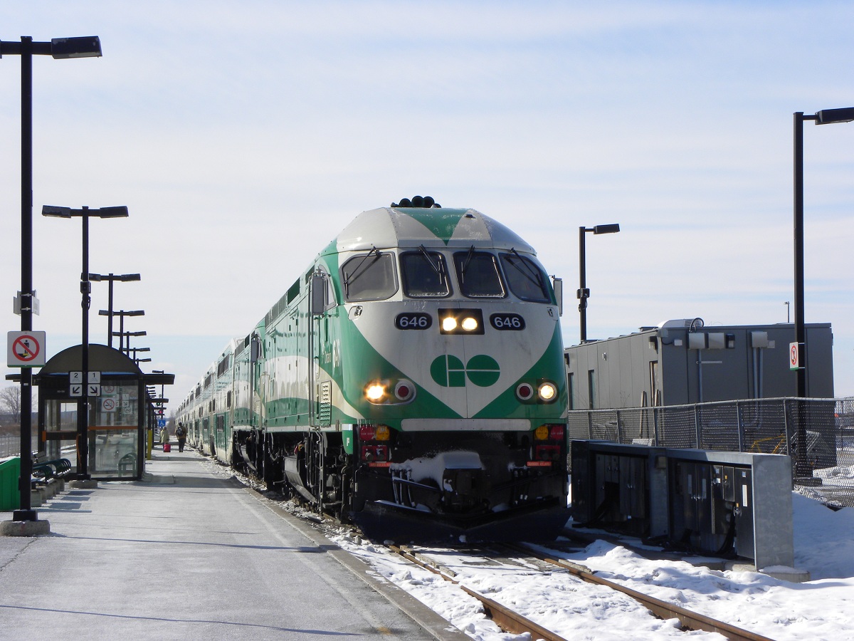 Railpictures.ca - Maxim Sko Photo: An eastbound GO train, with MPI 