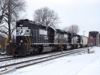 NS H3R crosses the International Bridge and in to Canada with an ex. Southern SD40-2 running as it should.