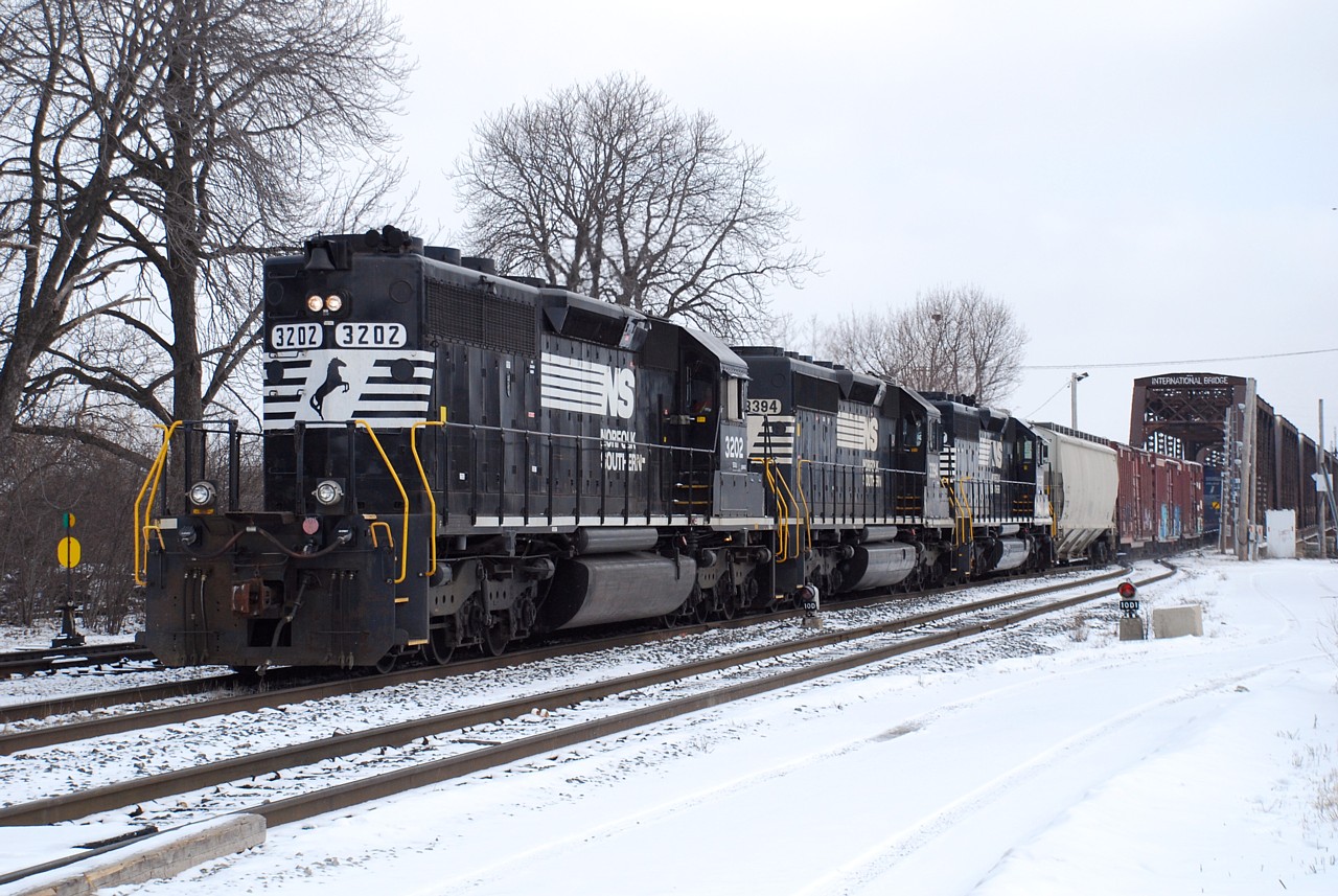 NS H3R crosses the International Bridge and in to Canada with an ex. Southern SD40-2 running as it should.