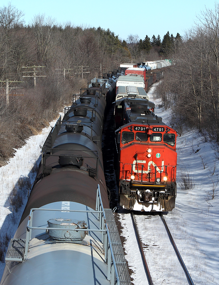 CN 439 with a pair of GP38-2Ws meets CN 330 at Denfield Road, just west of London.