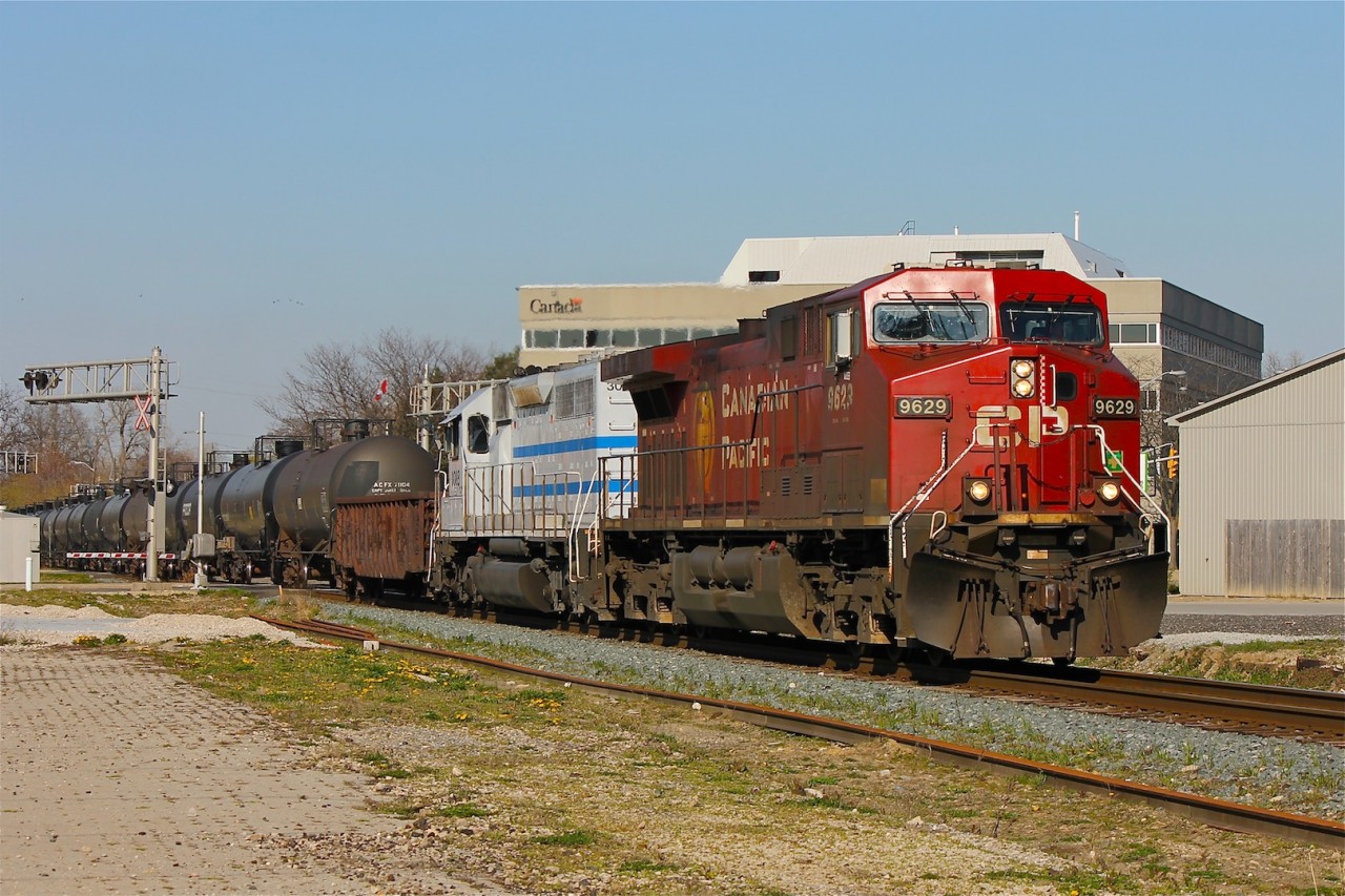 CP 609 headed by yet another drab GE but complimented nicely by the leased CITX SD40-2 and it's unit consist.