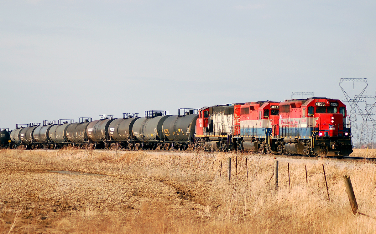 RLK 4095 - RLK 4057 - RMPX 9431 switch some tanks at Garnet