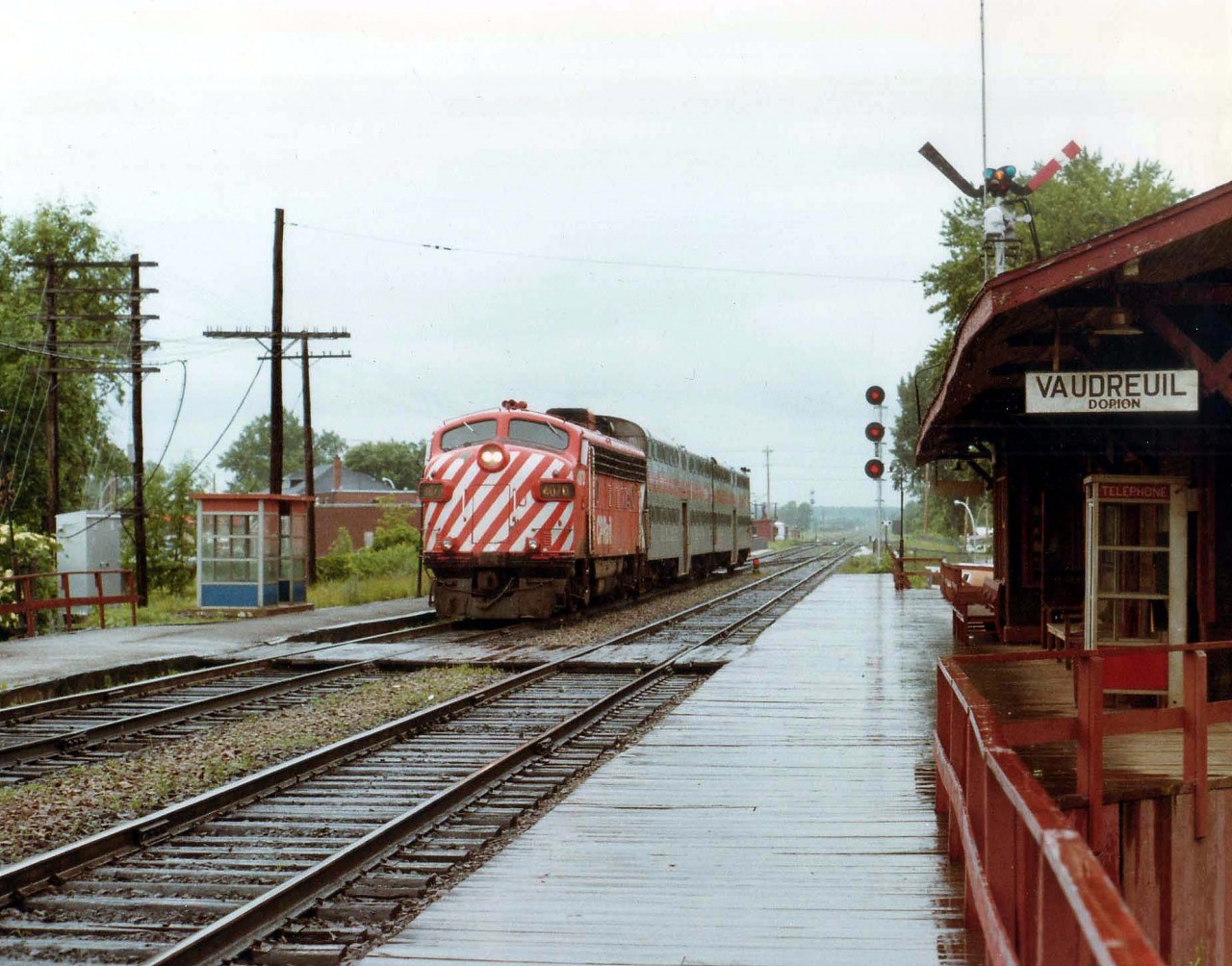 Obviously a miserable day to be passing thru the Montreal area, but thems the breaks.............this old image of CP 4070 working on commuter service a la Urban Transit Commission-Montreal (CTCUM) is of interest because this photo is from mid-1981 and the CTG notes the CTCUM acquired this engine in 1982......and it then became AMT 1300 at a much later date.  (The CTCUM/STCUM gave way to AMT in 1996) The AMT 1300 was then retired in 2002 and went to the Quebec Central Rwy in 2003. Currently stored unserviceable.