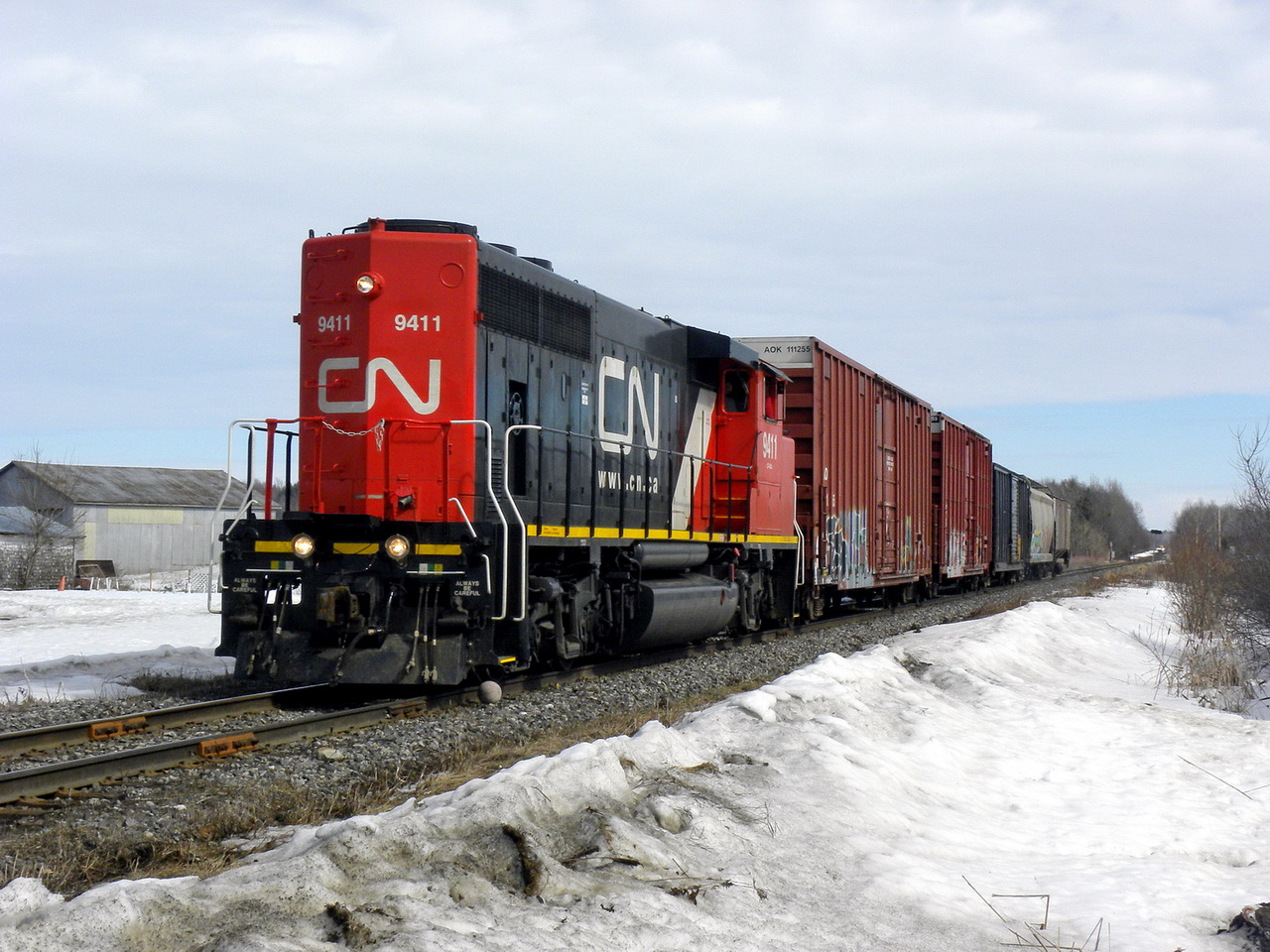 CN 514 is riding Long hood forward on its way to Bécancour.