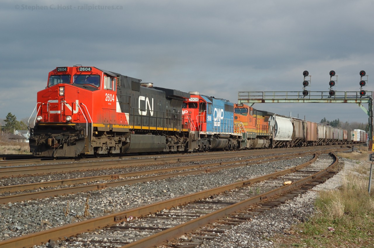 After NS 327 and CN 148 with BNSF power on the morning of 11/19/2005 (see: http://www.railpictures.ca/?attachment_id=9013 ) we get this in a perfect suckerhole. Typical of the times - multiple trains with foreign units, mostly BNSF in origin. Sigh :)