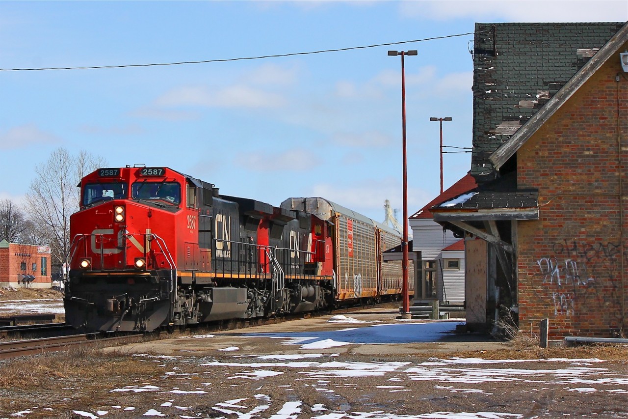CN 393 powers by the derelict VIA/CN Ingersoll station and it's "modern" counterpart with GE products in the lead.