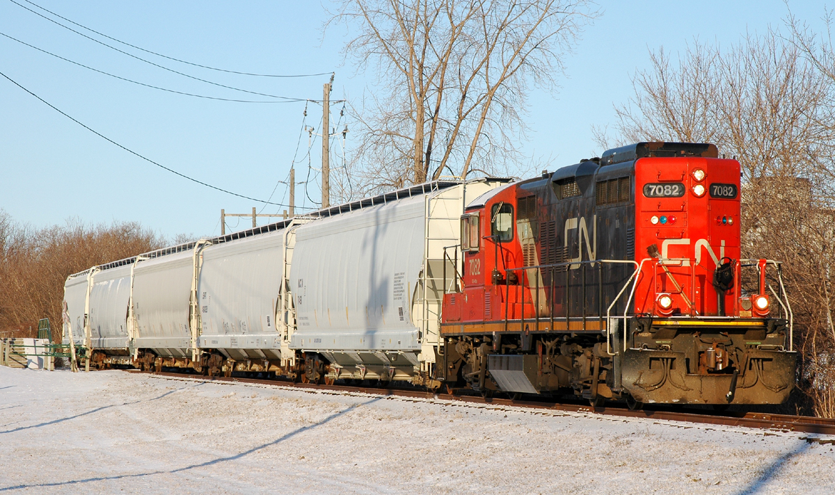 580 is finally on the move after picking up 10 hoppers that had been tied down due to the crew running out of time on wednesday night