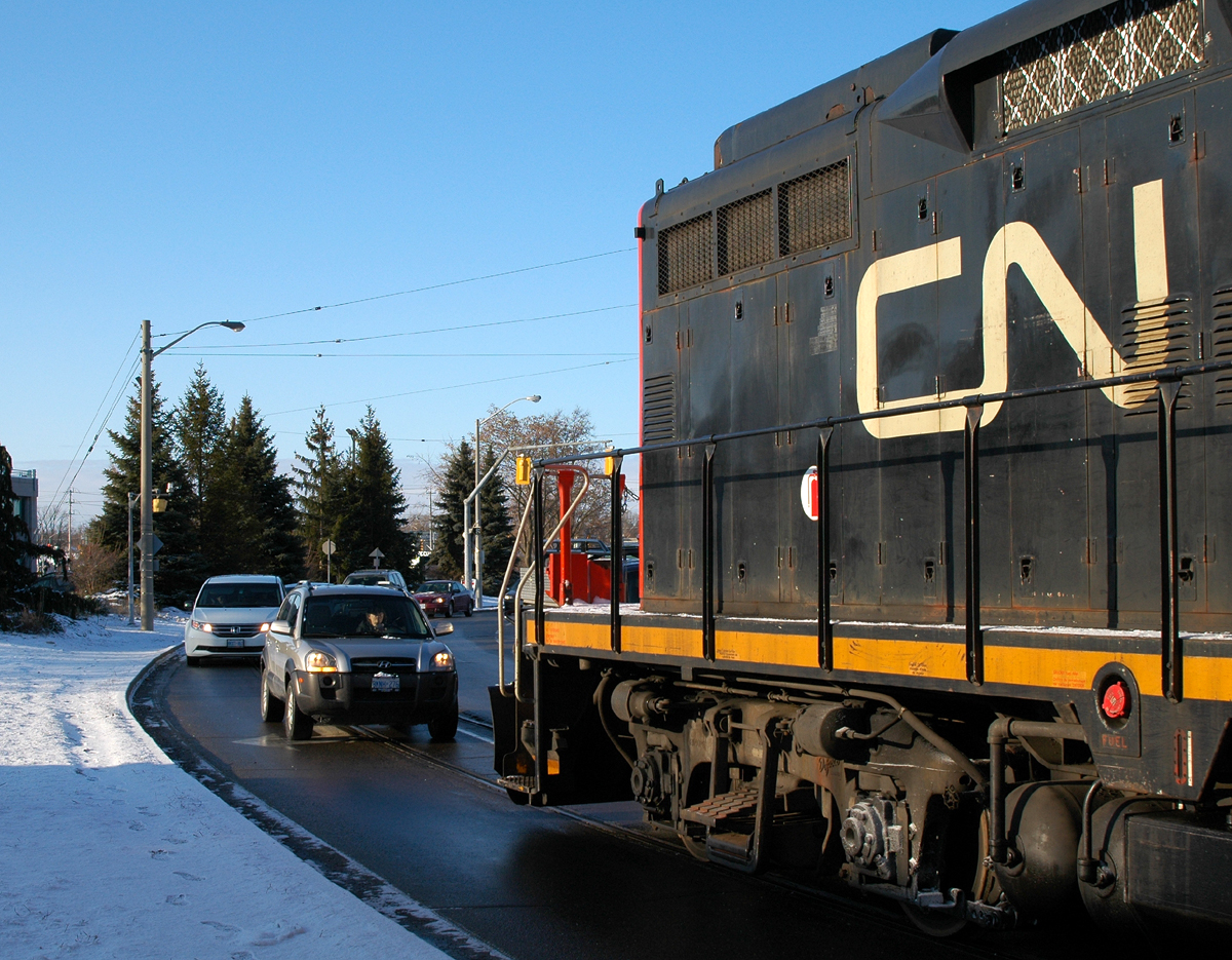 Size comparison between a GMD GP9RM and a Hyundai Tuscon (I believe)