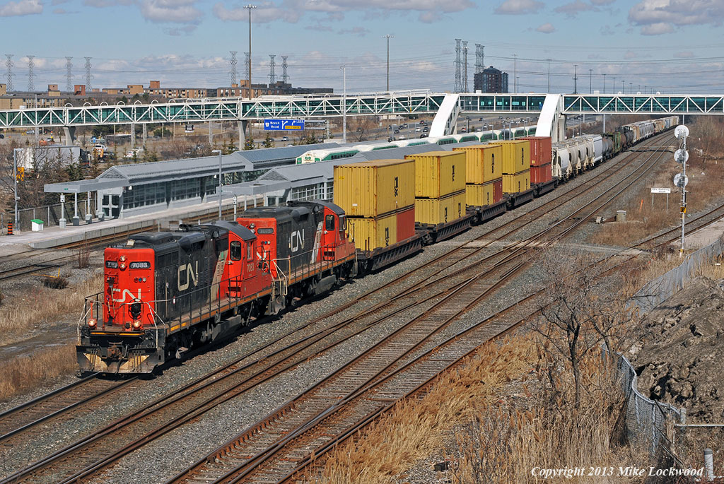 A fine sight out on the road, Belleville Yard power in the form of CN 7083 and 7075 roll 571's train through Liverpool Junction heading up the York Sub. Guess they had nothing better laying around, but if it's good for tonnage, why not? 1502hrs.
