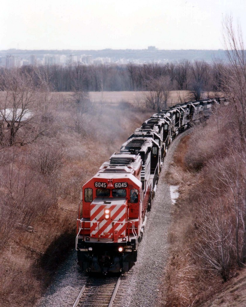 It was just over 16 years ago CP took on more leasers, this time a herd of old NS SD-40s. Here's a slew of them on the way up to Guelph Jct., as seen from the overpass at Old York Rd just south of Waterdown. In this consist are CP 6045, NS 3193, 3176, 3194, 3173, 1607, 1600, 1606, 1585 and 3170. Mount Hamilton is in the misty background.