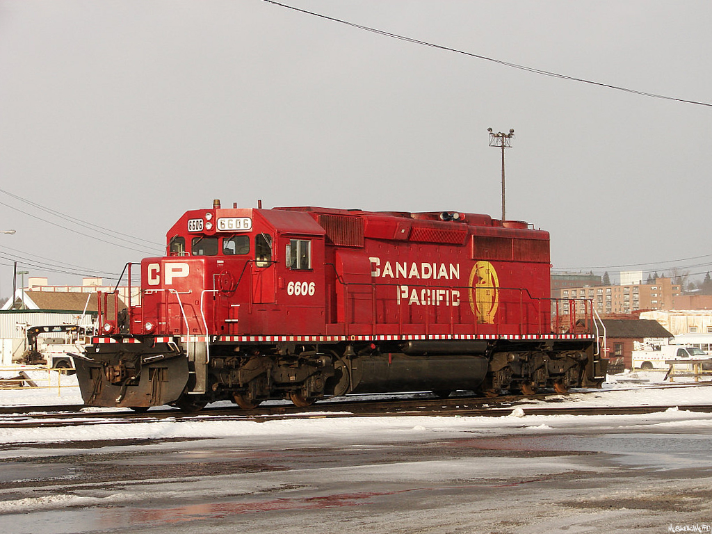 Looking sharp with mint candy frame striping, CP 6606 works on her tan at the shops in Sudbury during the slow period between Christmas and New Years during the winter of 2008.
