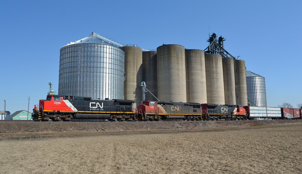 CN 385 heads westbound towards Sarnia as it passes by the grain elevator at CN Wanstead
