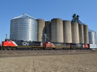 CN 385 heads westbound towards Sarnia as it passes by the grain elevator at CN Wanstead