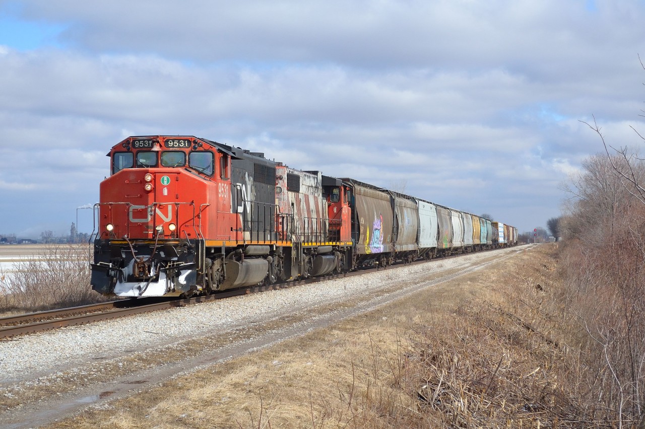 CN 439 led by a GP 40-2LW heads westbound towards Windsor after just crossing over the Ringold Diamond.