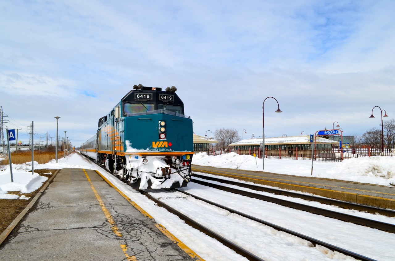 Evidently having run into some snow drifts along the way, VIA 6419 leads VIA 632 from Ottawa into Dorval about 10 minutes late.