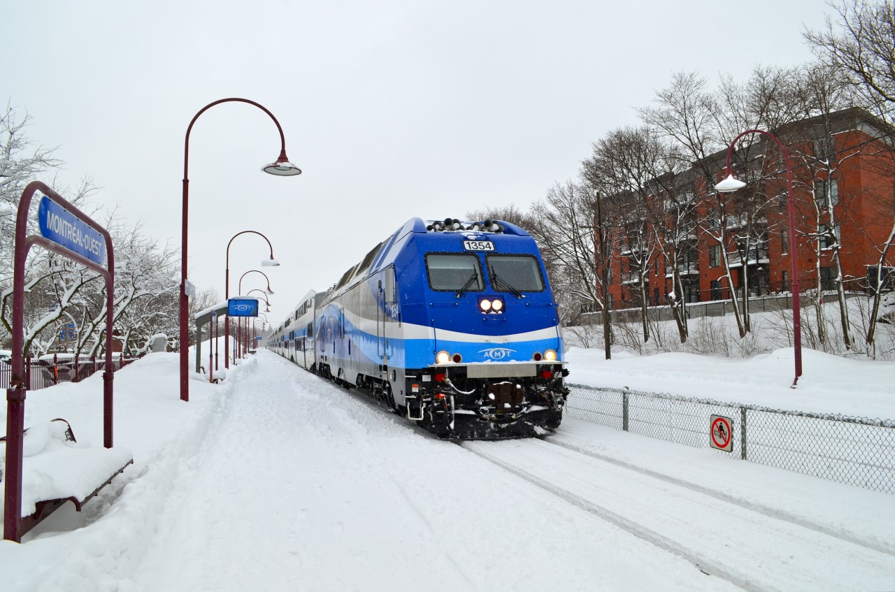 At the tail end of a large snowstorm, AMT 1354 deadheads east through Montreal West. On the other end of the train was another dual mode engine, AMT 1362.