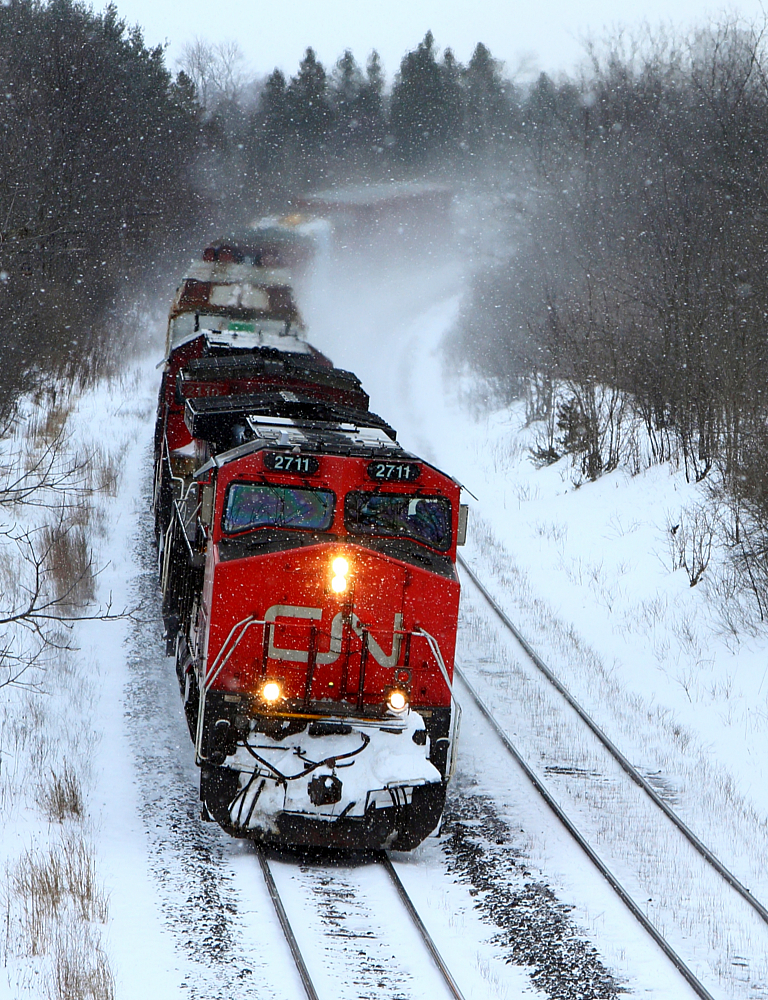 IC 2711 leads a westbound around the curve at Denfield Rd.