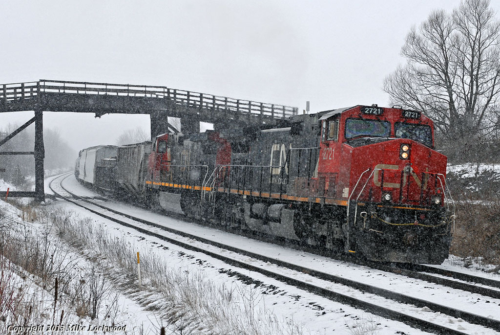 IC 2721 and 2707 lead train 376 through a late winter snowfall at Lovekin. 1652hrs.