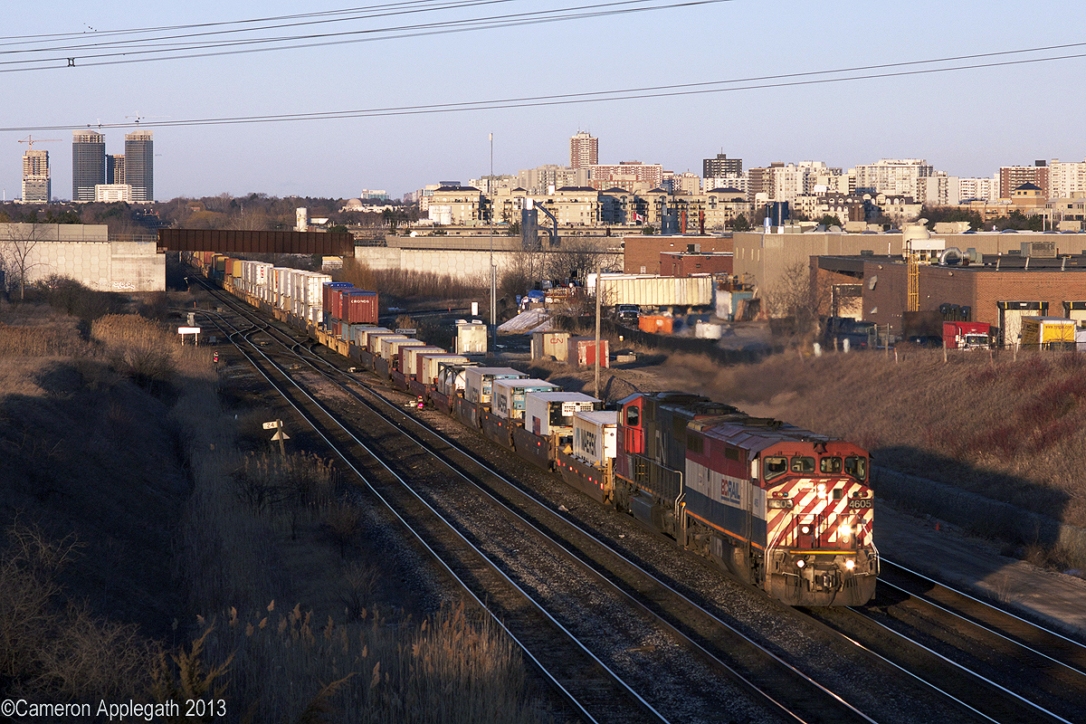 BCOL 4605 chugs west with Q149's train on the knuckle.