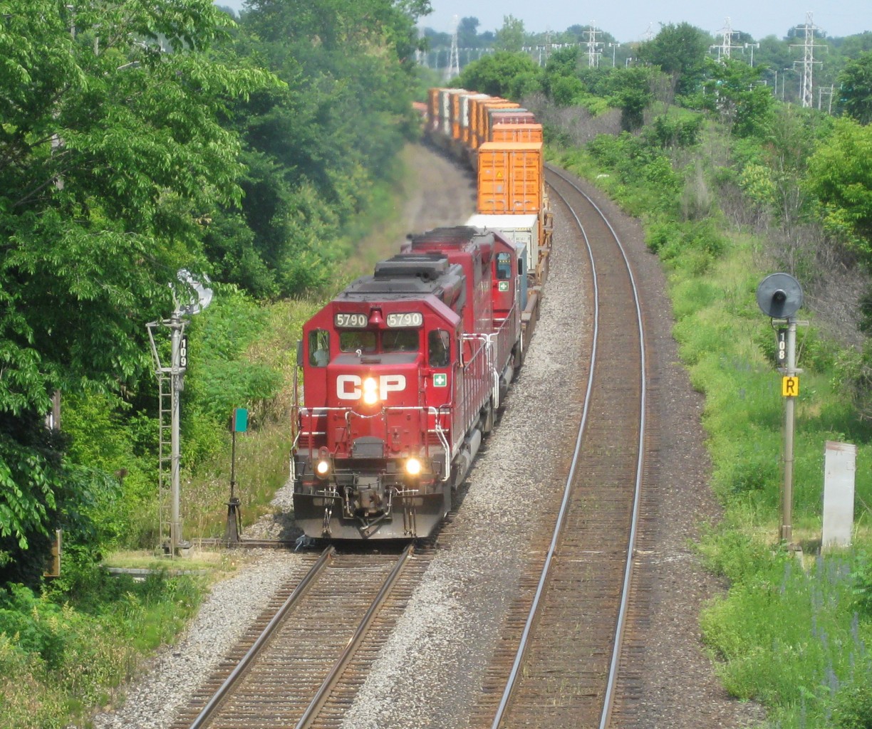 CP 5790 & CP 5746 (both SD40-2's) head west through Beaconsfield, Qc. Both must have been painted relatively recently, as they have CP's newest paint scheme and lack either beavers or multimarks.