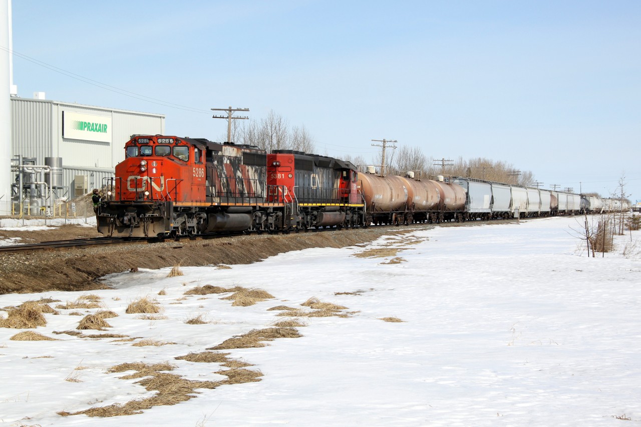 CN SD40-2(W) 5286 and SD40-2 5381 pass the Praxair plant while switching out of Scotford Yard on the Fort Saskatchewan Industrial Lead