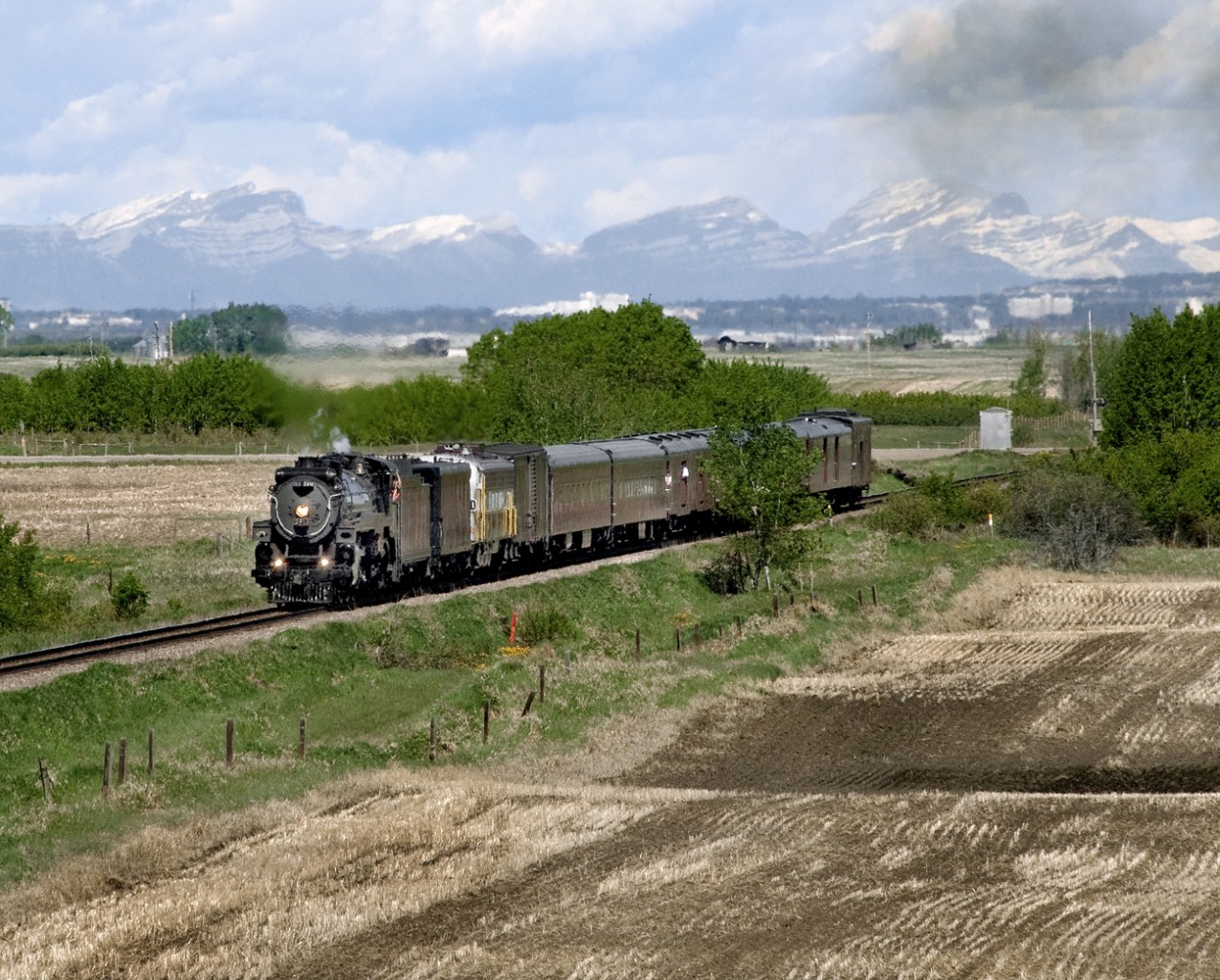 CPR H1b Hudson 2816 makes a test run from Calgary to Bassano after a major shopping. The eastbound train is just east of Indus with the Rockies and Calgary in background.